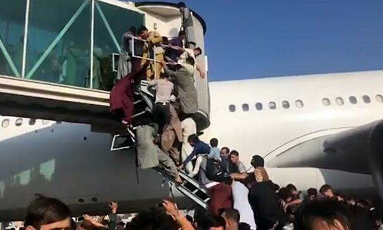 В аэропорту Кабула в результате стрельбы американских военных погибли люди
